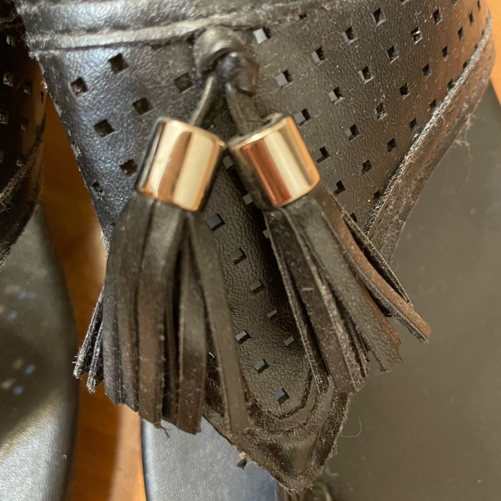 Dooney & Bourke Women’s Black Wedge Sandals Tassel Silver Band Wedge Heel Sz 8 - Picture 2 of 7